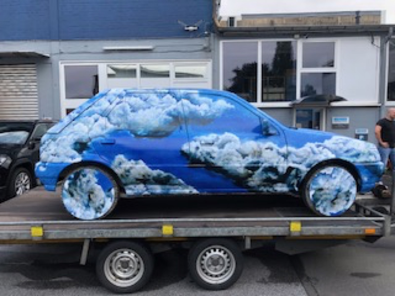 Auto mit Wolken-Vollfolierung