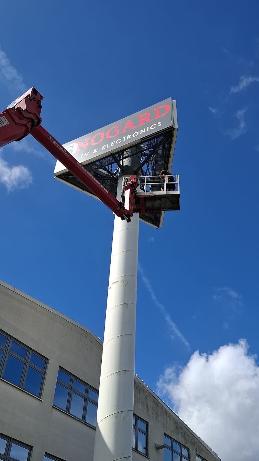 Montage einer Pylon-Lichtwerbeanlage